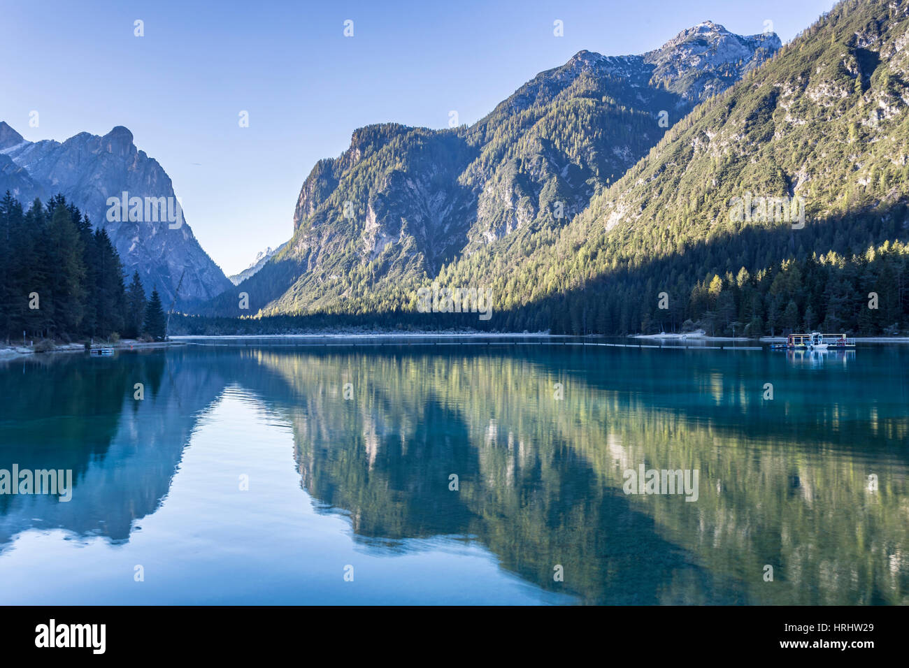 Lago di Dobbiaco (Toblacher vedere) italiani nelle Dolomiti, Alto Adige, Italia Foto Stock