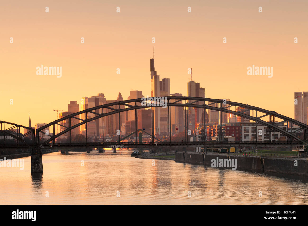 Vista sul fiume principale al quartiere finanziario, skyline di Francoforte Hesse, Germania Foto Stock