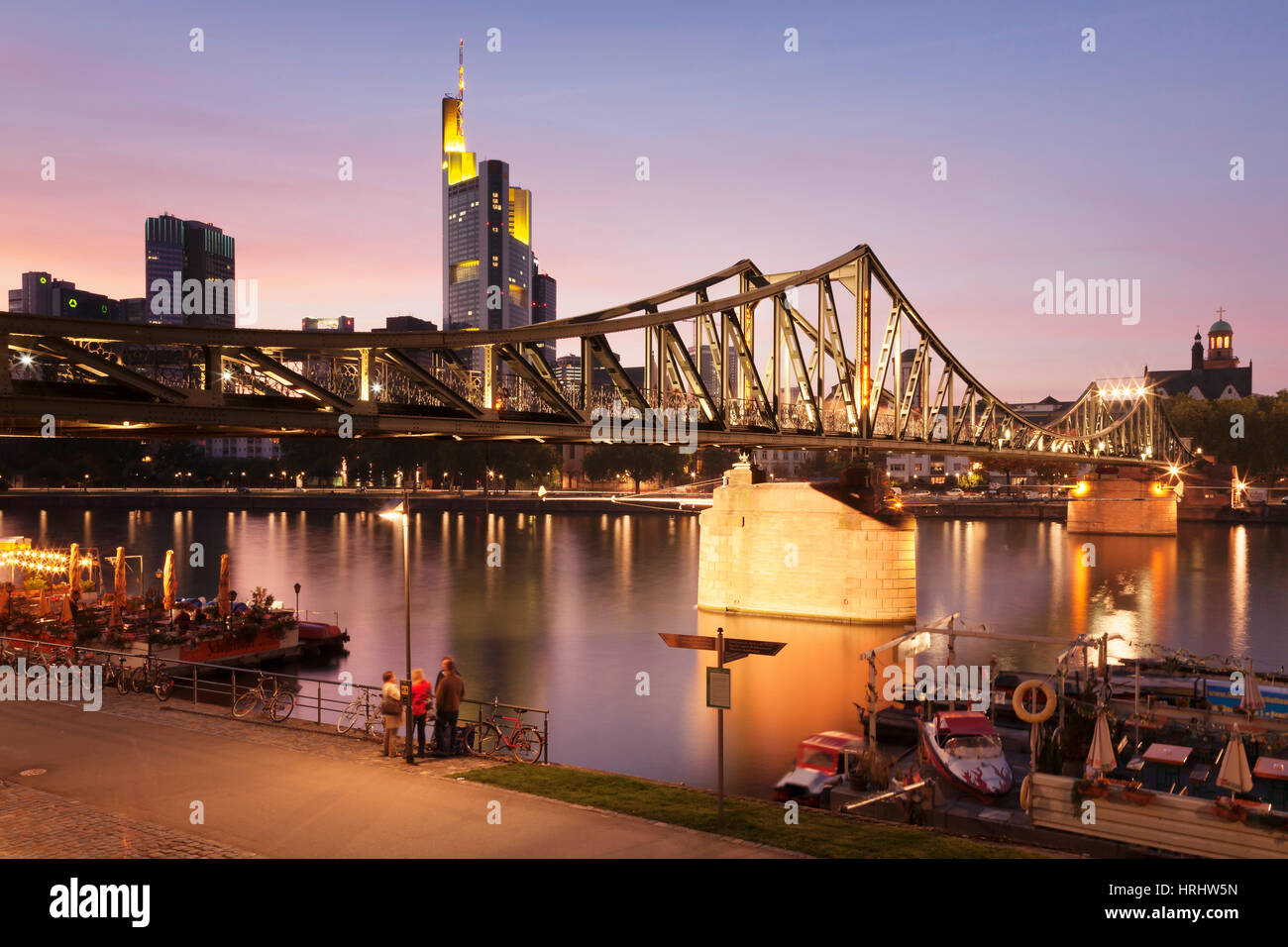 Eiserner Steg Bridge e il distretto finanziario al tramonto, Francoforte Hesse, Germania Foto Stock