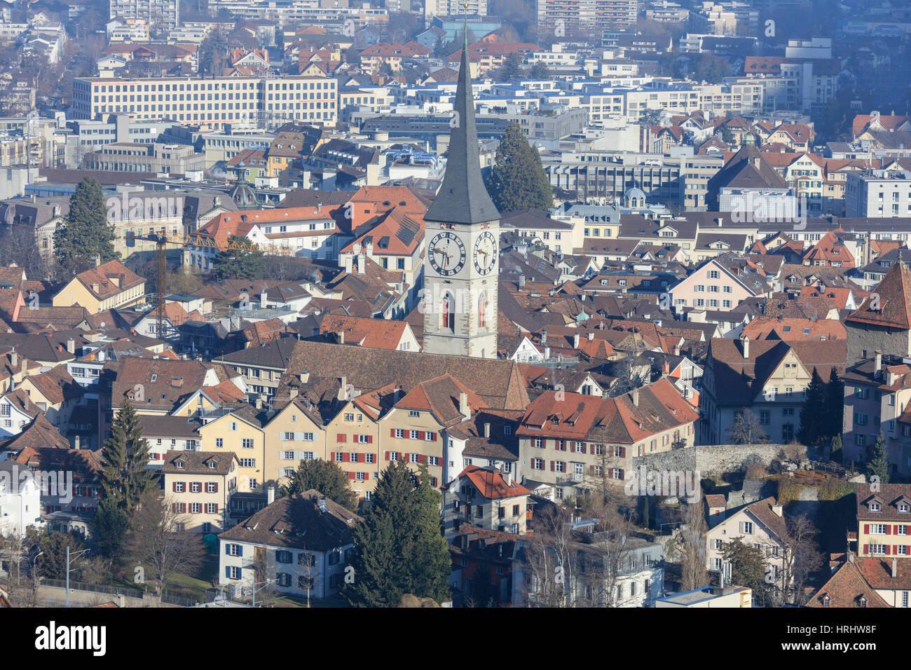 Vista del campanile della chiesa di San Martino e la città di Coira, distretto di Plessur del Cantone dei Grigioni, Svizzera Foto Stock