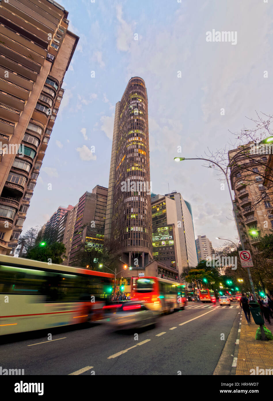 Vista crepuscolo di Ipiranga Avenue e l'Edificio Italia, città di Sao Paulo, Stato di Sao Paulo, Brasile Foto Stock