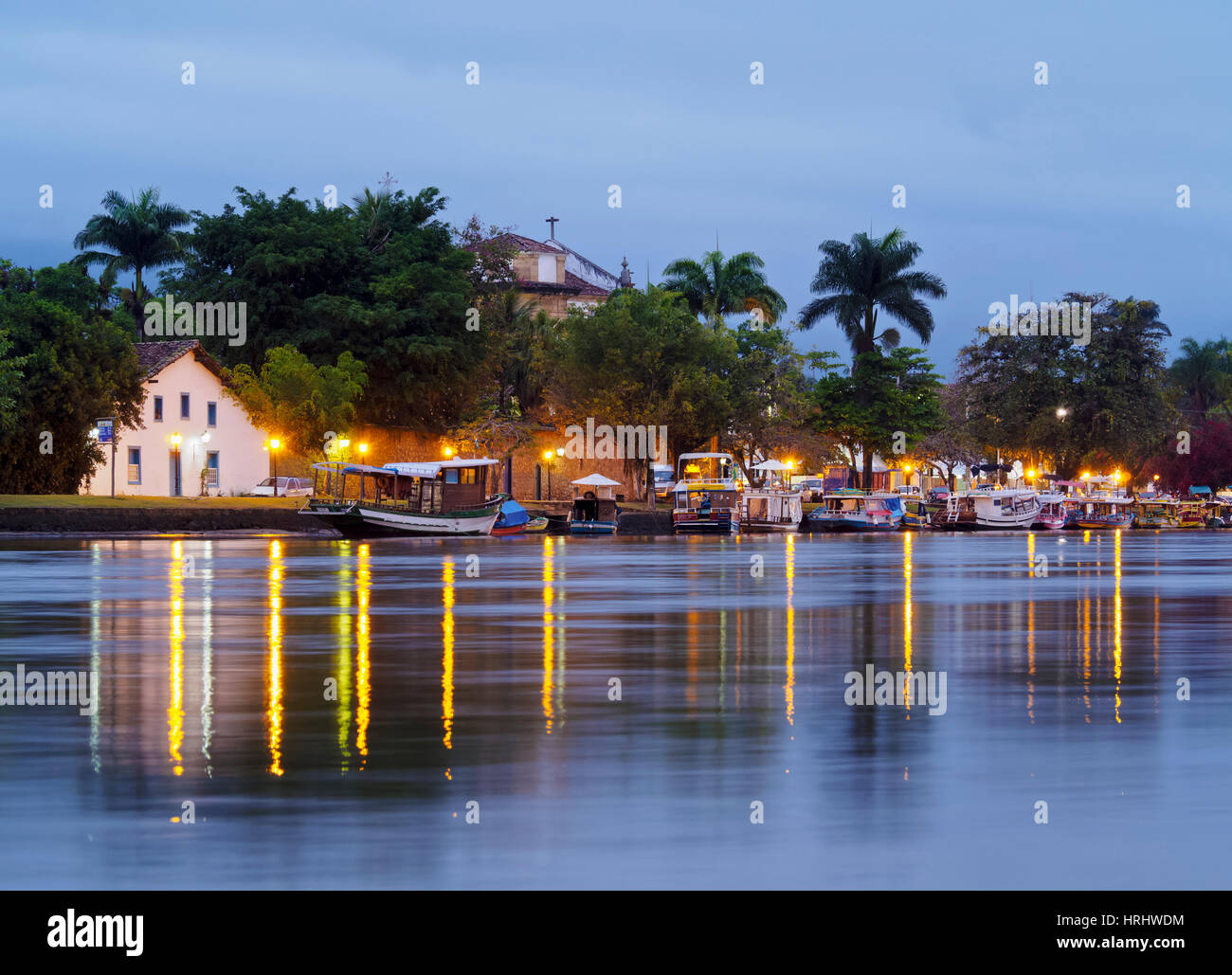 Twilight vista sul fiume Pereque Acu verso la Nossa Senhora dos Remedios Chiesa, Paraty, Stato di Rio de Janeiro, Brasile Foto Stock