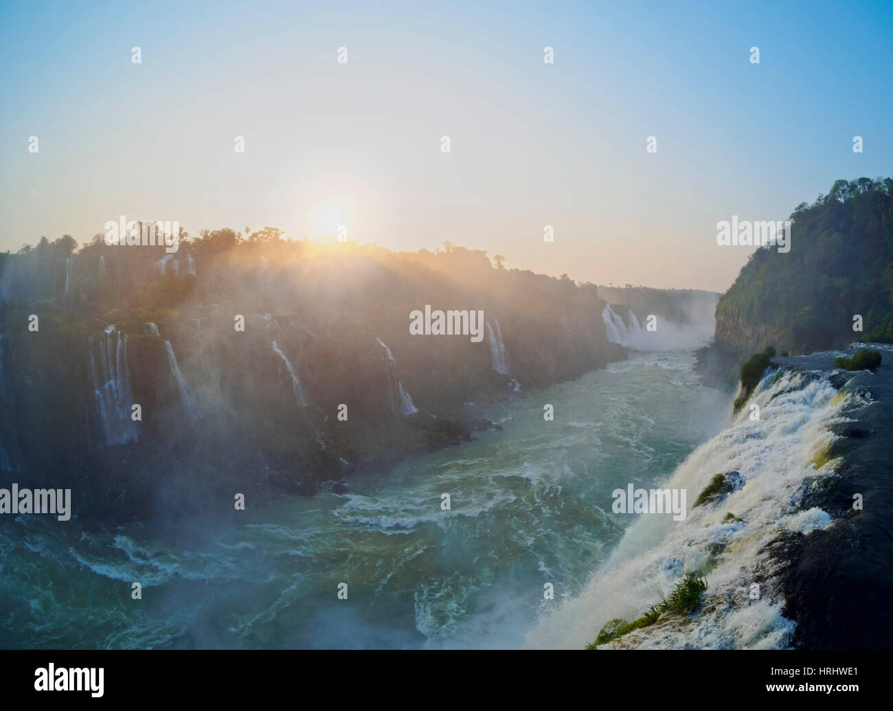 Vista delle Cascate di Iguassù al tramonto, UNESCO, di Foz do Iguacu, stato di Paraná, Brasile Foto Stock