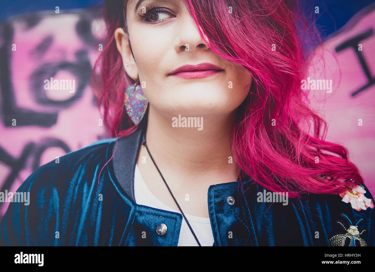 Donna con capelli rosa - street style Foto Stock