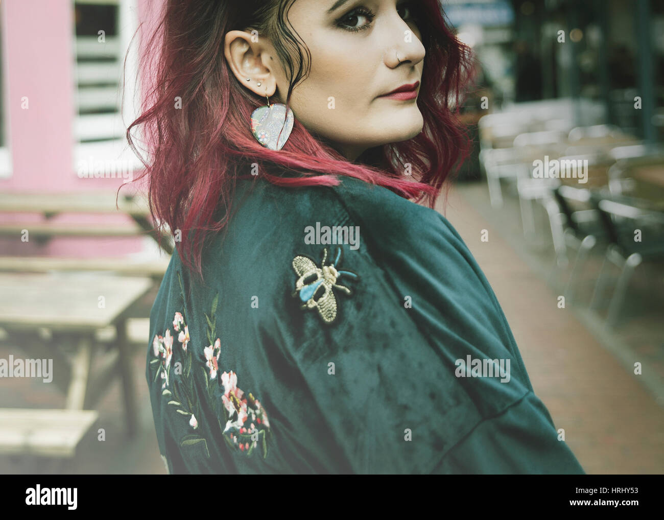 Donna con capelli rosa e occhi marroni Foto Stock