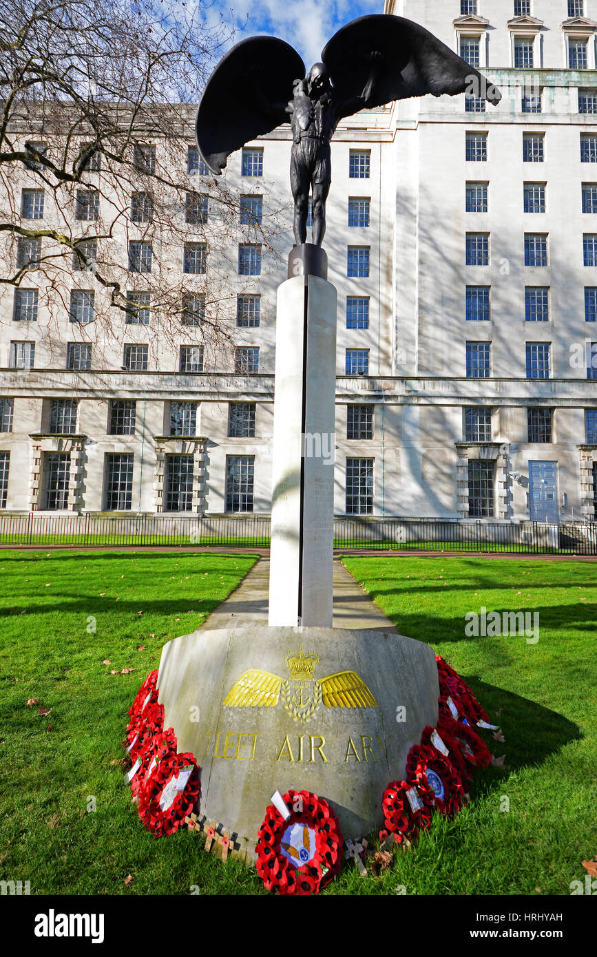 Fleet Air Arm Memorial nella Victoria Embankment Gardens nella parte anteriore del MoD HQ edificio, Westminster, London. Scultore James Butler Foto Stock