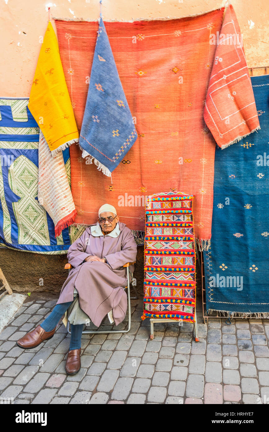 Marrakech, Marocco - 8 Dicembre 2016: venditore locale offre souvenir tessile nel souk di Marrakech, Marocco, Africa. Foto Stock