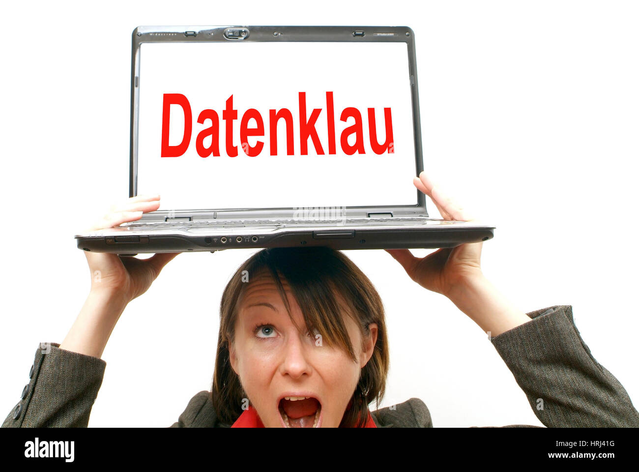 Gesch?ftsfrau mit Laptop am Kopf, Symbolbild Datenklau - donna d'affari con computer portatile sulla testa, simbolico per rubare dati Foto Stock