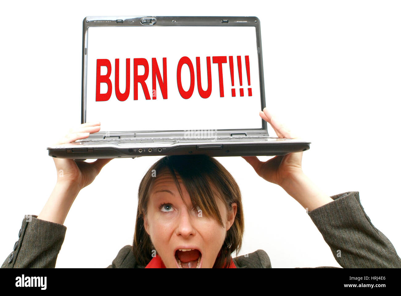 Gesch?ftsfrau mit Laptop am Kopf, Symbolbild Burn Out - donna d'affari con computer portatile sulla testa, simbolico per Burn-Out Foto Stock