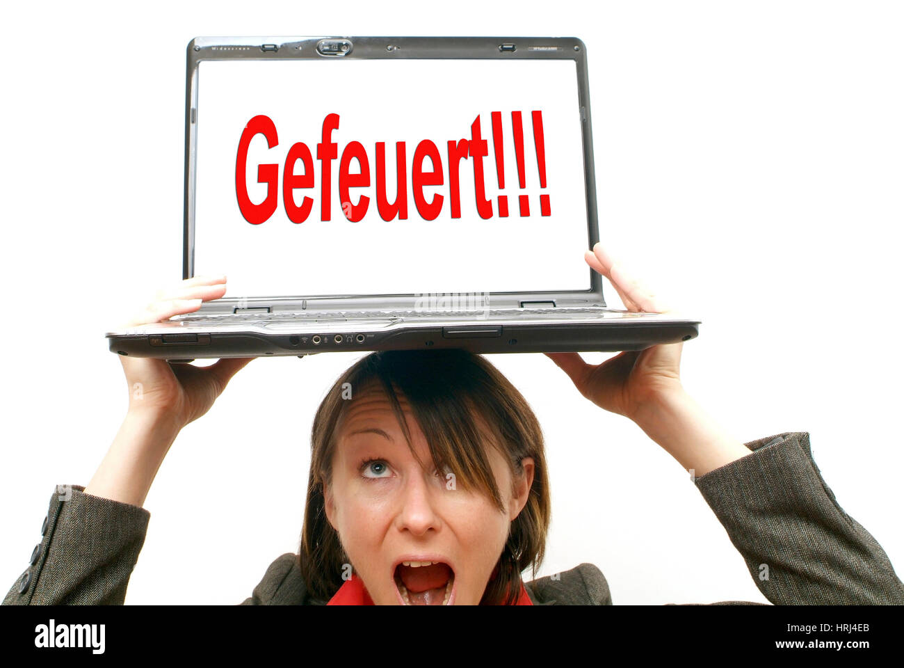 Gesch?ftsfrau mit Laptop am Kopf, Symbolbild Gefeuert - donna d'affari con computer portatile sulla testa, simbolico per essere saccheggiata Foto Stock