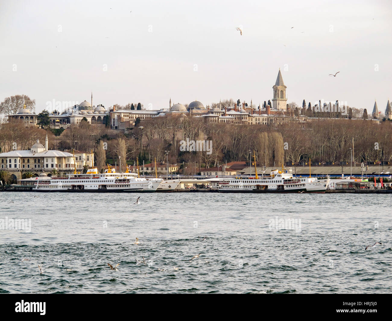 Una vista del Palazzo Topkapi da attraverso il Bosforo su una giornata invernale e. Foto Stock