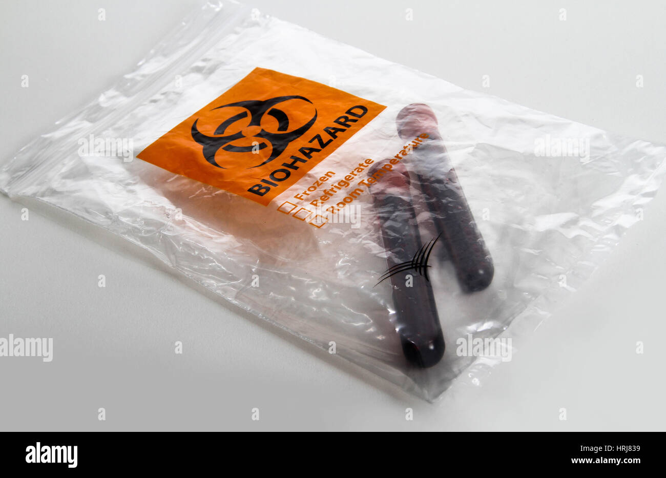 I campioni di sangue in un sacchetto per materiali a rischio biologico Foto Stock