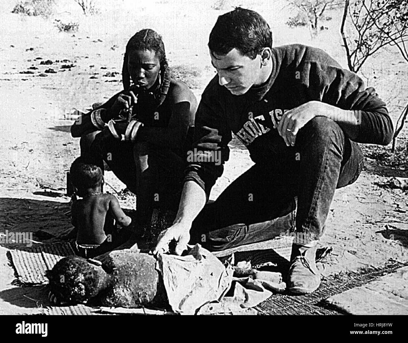 La sanità pubblica Advisor esaminando il vaiolo vittima, 1967 Foto Stock