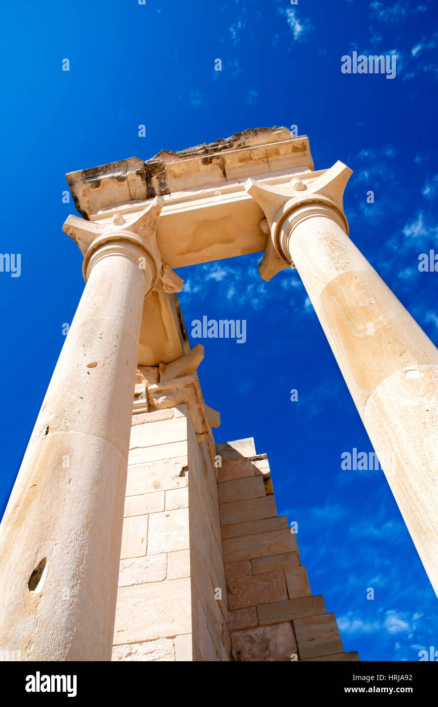 Le colonne del Santuario di Apollo Hylates fronte cielo blu - principali centri religiosi di antiche di Cipro e una delle più popolari località turistica Foto Stock