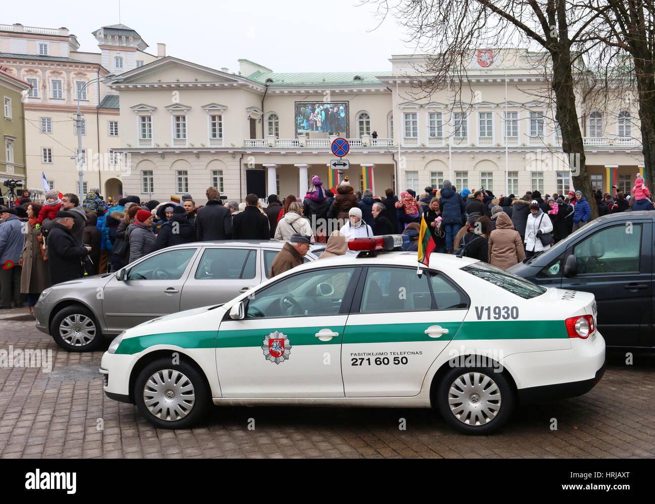 VILNIUS, Lituania - 16 febbraio 2017: per la celebrazione di indipendenza della Lituania, auto della polizia guardie della sicurezza al di fuori della Presidentia Foto Stock