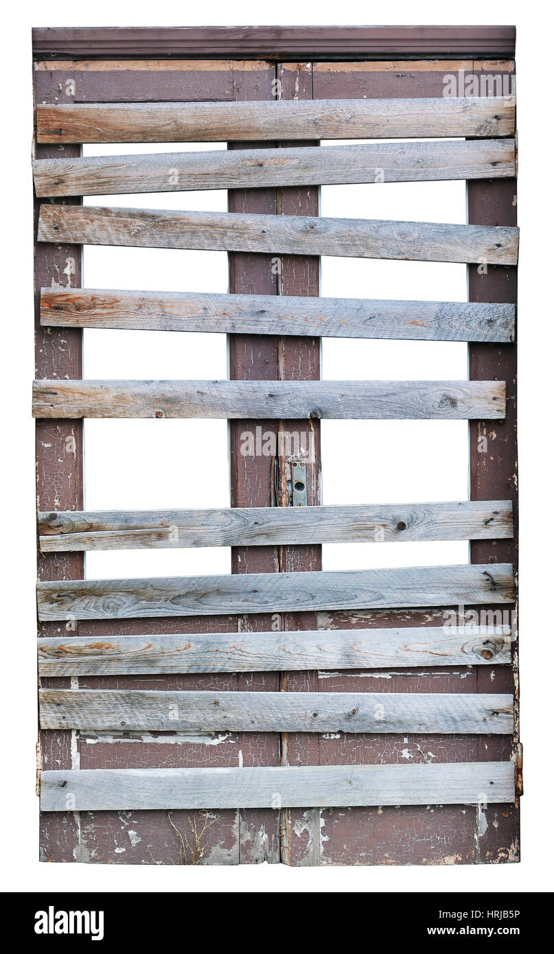 La rotta la vecchia porta in casa distrutta è riempito con tavole di legno che vandali non hanno scalato. Isolato su bianco Foto Stock