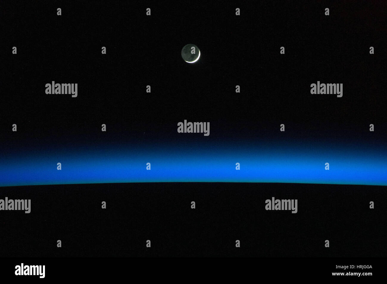 Luna crescente sulla terra da ISS Foto Stock