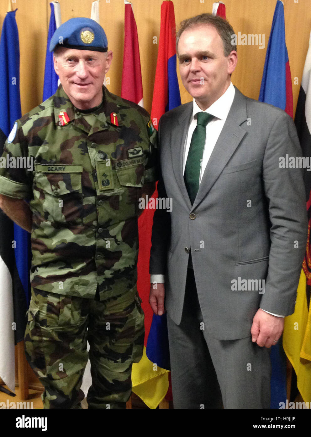 Il maggiore generale Michael Beary e Joe McHugh, junior il ministro per lo sviluppo d'oltremare, colloqui in Naquorah, Libano su questioni strategiche per l'Unifil missione di mantenimento della pace lungo la &Ograve;Linea Blu&Oacute; che separa Israele e Libano. Foto Stock