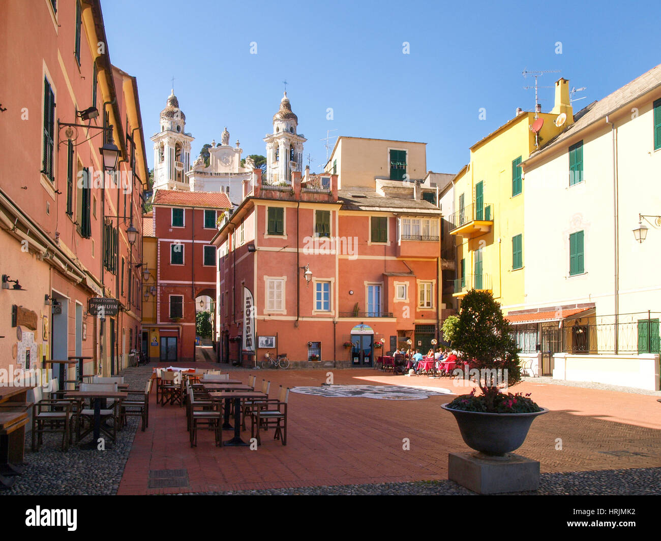 Laigueglia, Italia - 18 marzo 2016: vicoli e stradine del centro storico del villaggio Foto Stock