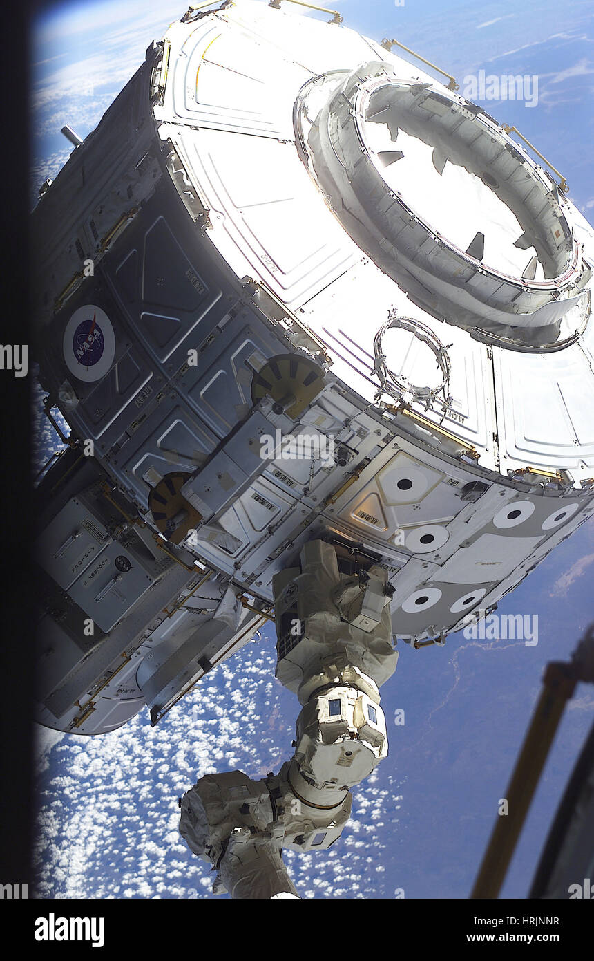 STS-104, manovre SSRMS Ricerca Airlock, 2001 Foto Stock