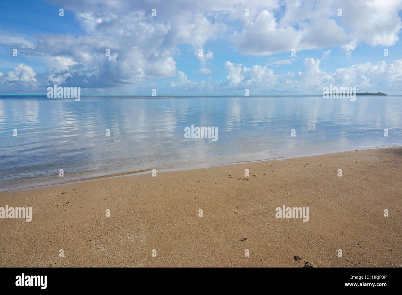 Seascape pacifica, acqua calma superficie di una laguna con spiaggia di sabbia in primo piano, Huahine isola, oceano pacifico, Polinesia Francese Foto Stock