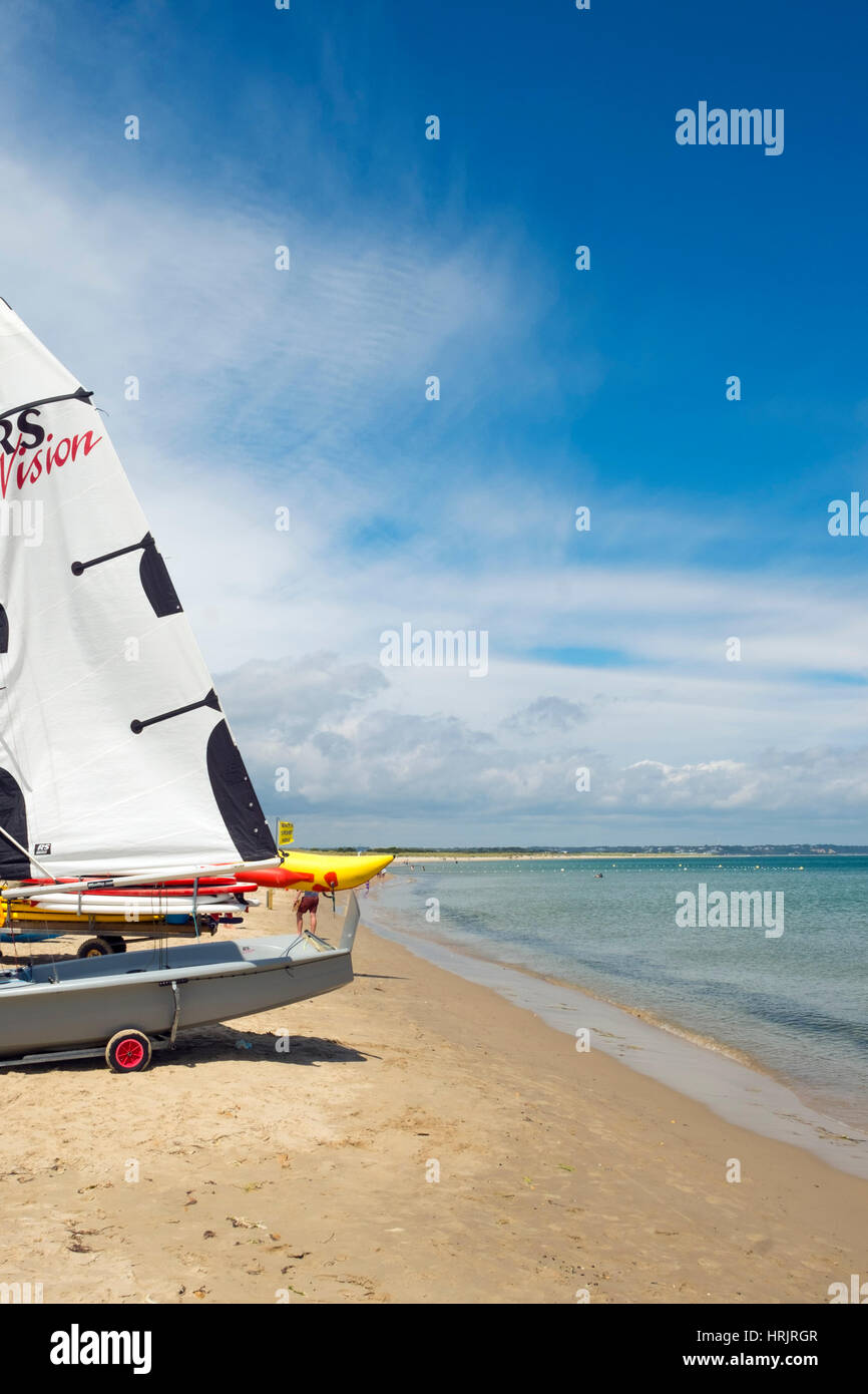 Studland, Dorset, Regno Unito - 8 Luglio 2016: sole estivo porta i visitatori a godere del tempo libero attività intorno al ben noto Studland Bay Beach. Studland sull'Isola di Purbeck nel Dorset è famosa per le sue spiagge e per la sua natura di riserva. Foto Stock