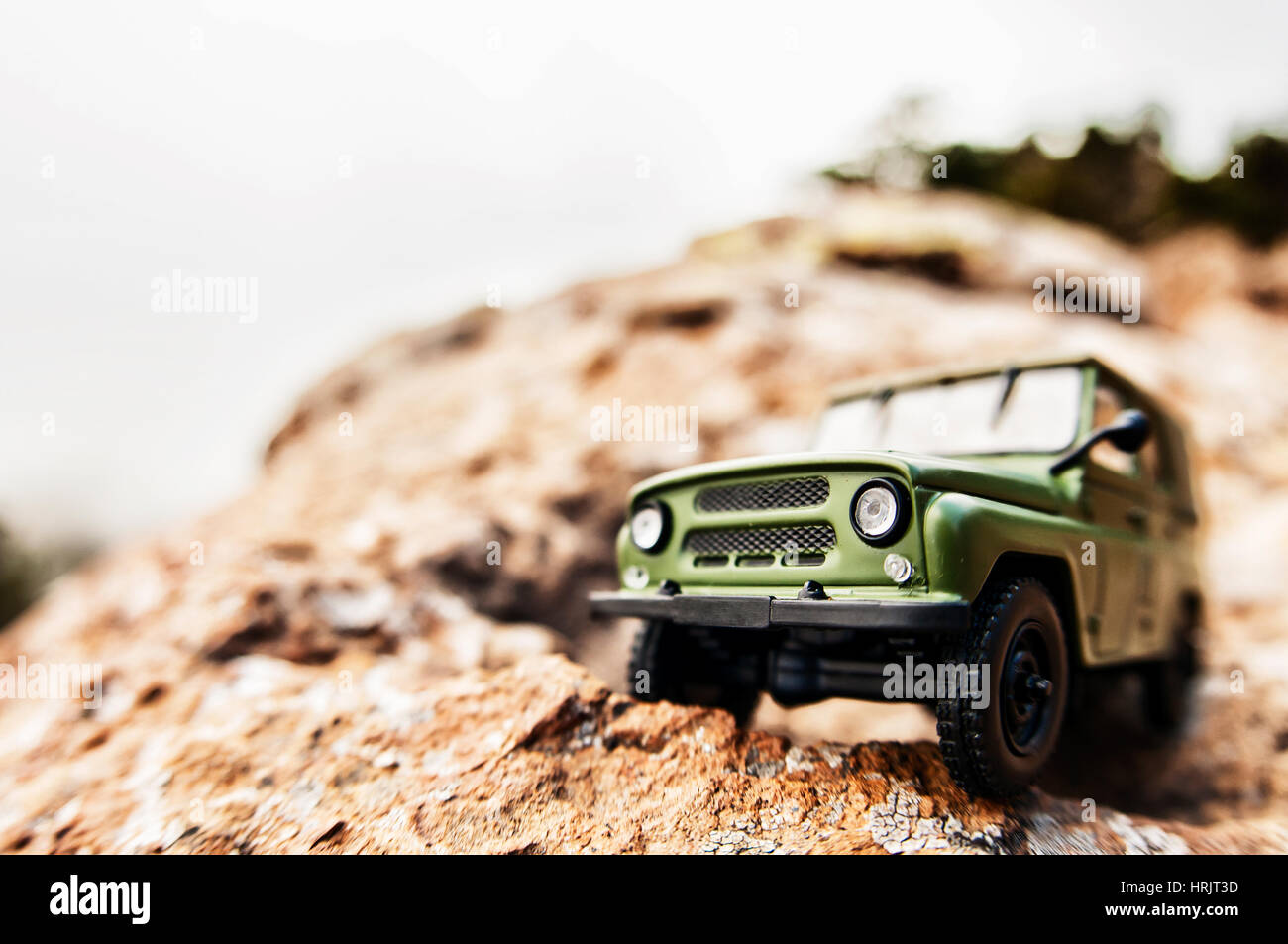 Miniatura 4x4 offroad auto sul bordo di una scogliera Foto Stock