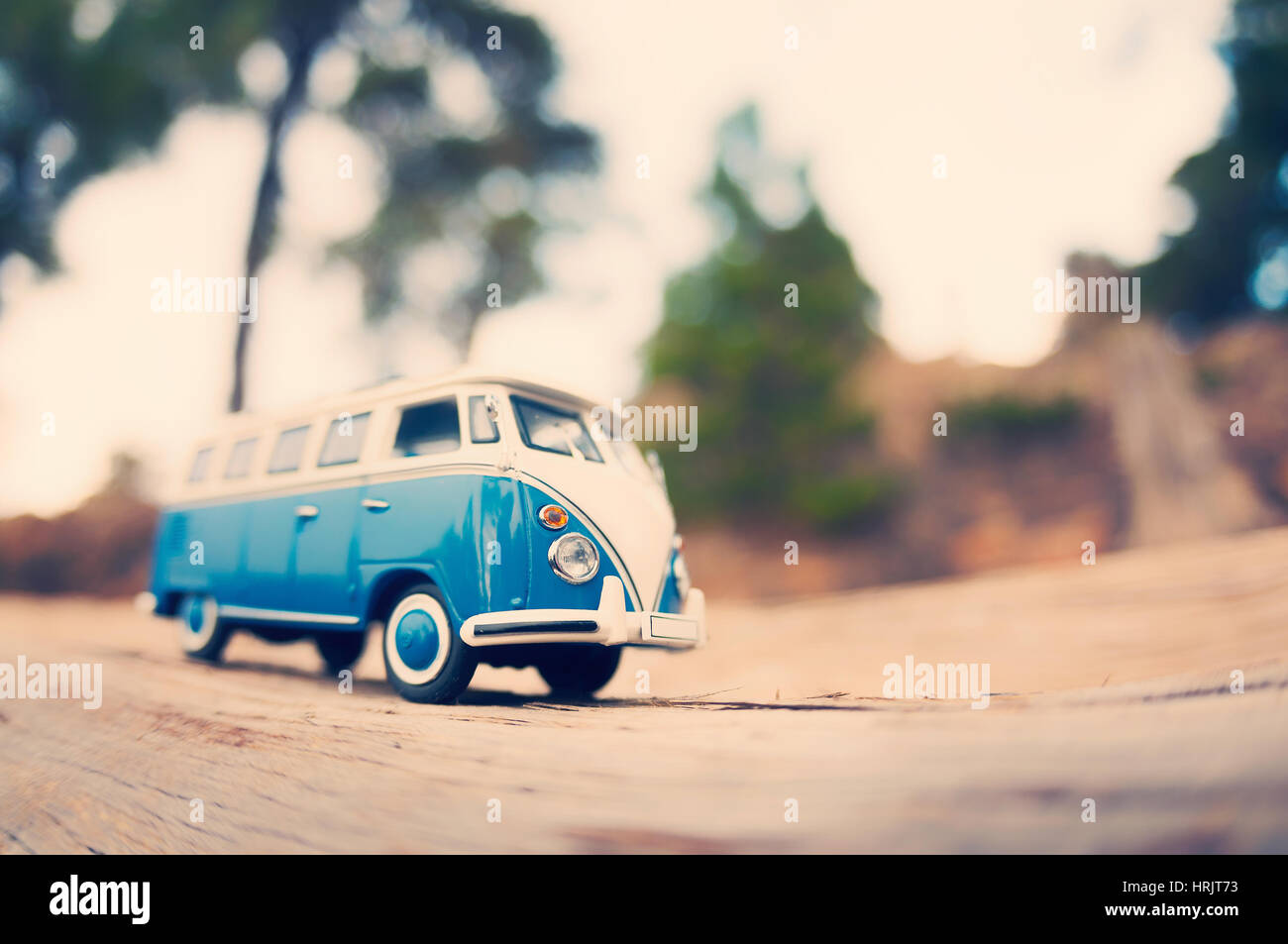 Viaggiare in miniatura vintage van. Tono colore sintonizzato foto macro Foto Stock