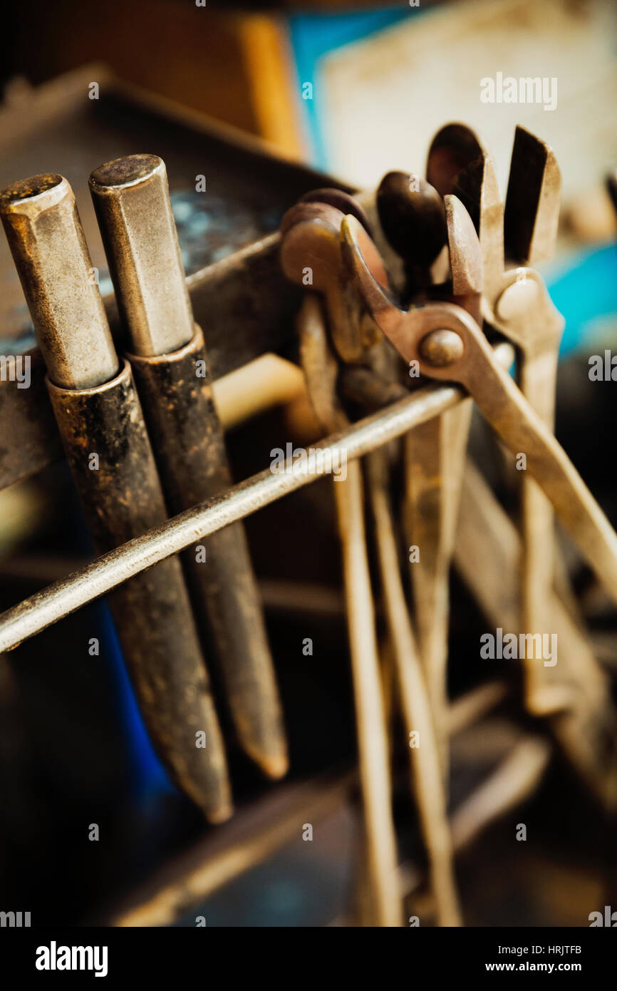 Un mobile del maniscalco cassa di attrezzi da lavoro, pinze, martelli e file di metallo. Foto Stock