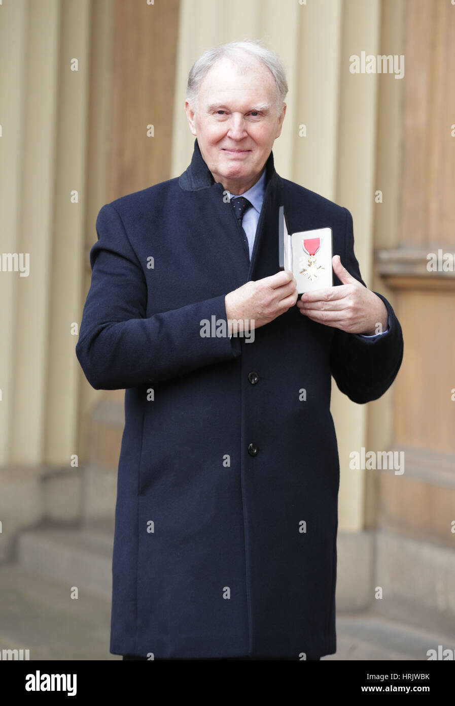 Acclamato attore Tim Pigott-Smith a Buckingham Palace a Londra dopo aver ricevuto il suo OBE dal Duca di Cambridge. Foto Stock