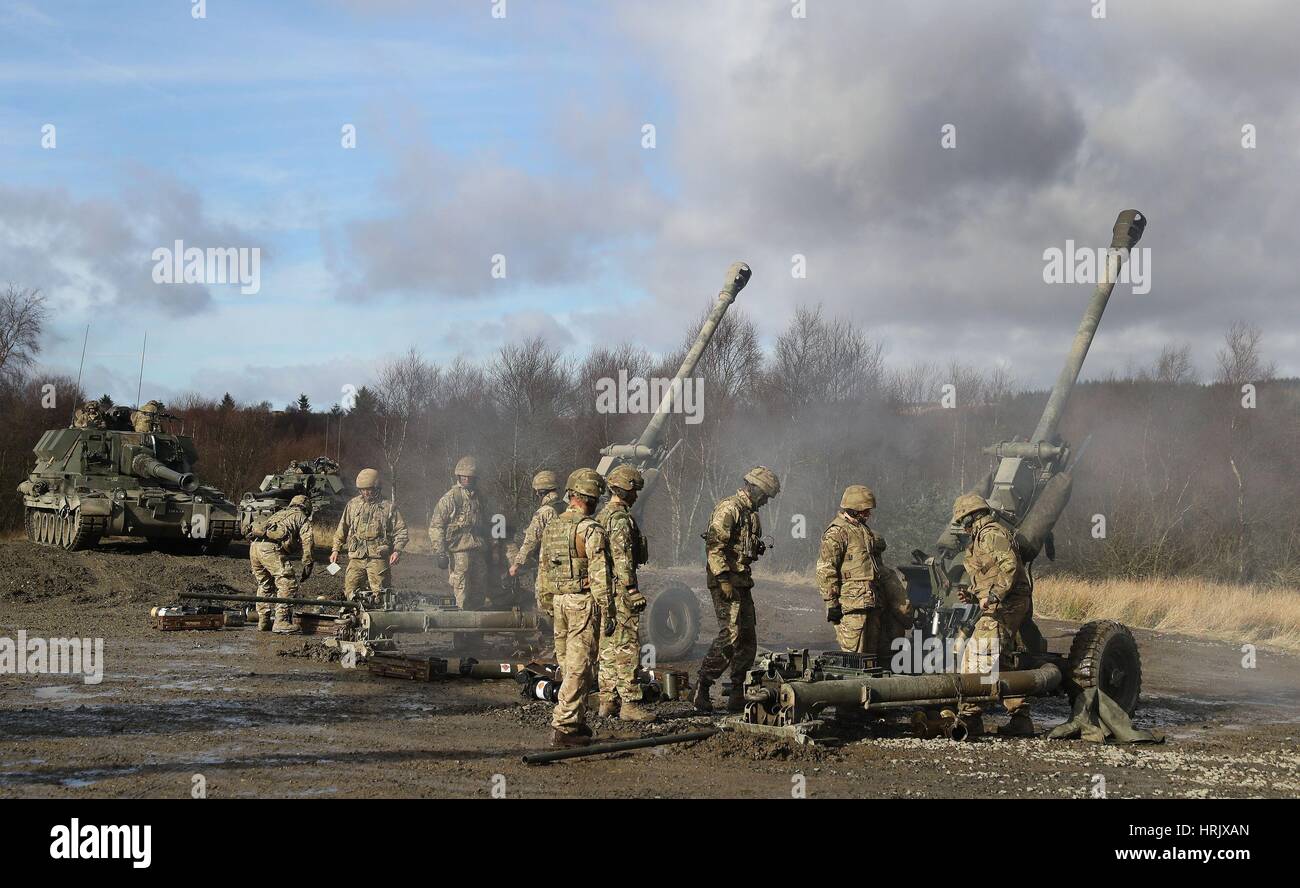 Esercito britannico i soldati si sono uniti da francesi e le truppe danesi che prendono parte a un esercizio di formazione per preparare loro per i loro ruoli in NATOs molto alta disponibilità Joint Task Force, a Otterburn varia in Northumberland. Foto Stock