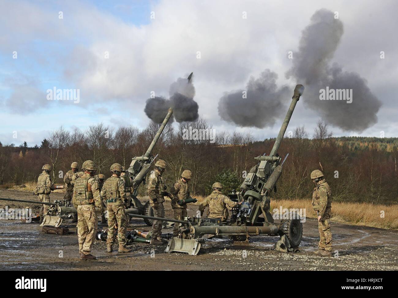 Esercito britannico i soldati si sono uniti da francesi e le truppe danesi che prendono parte a un esercizio di formazione per preparare loro per i loro ruoli in NATOs molto alta disponibilità Joint Task Force, a Otterburn varia in Northumberland. Foto Stock