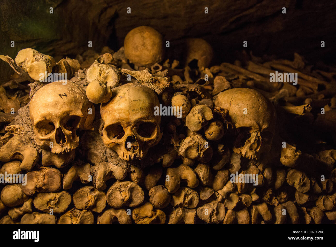 Teschi e le ossa in catacombe di Parigi Foto Stock
