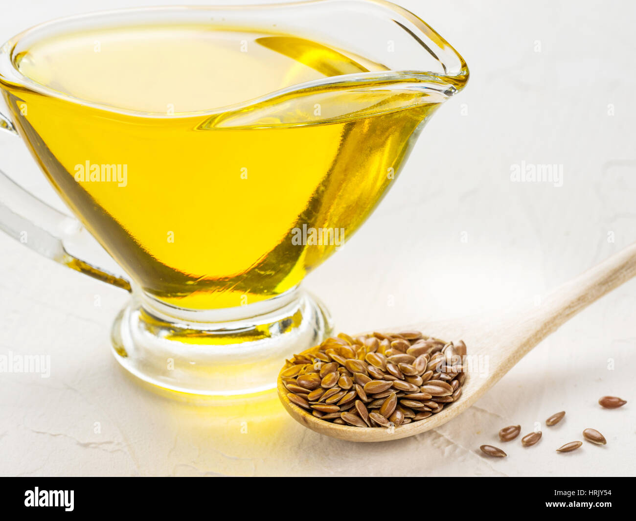 Brown semi di lino in cucchiaio e olio di lino Foto Stock