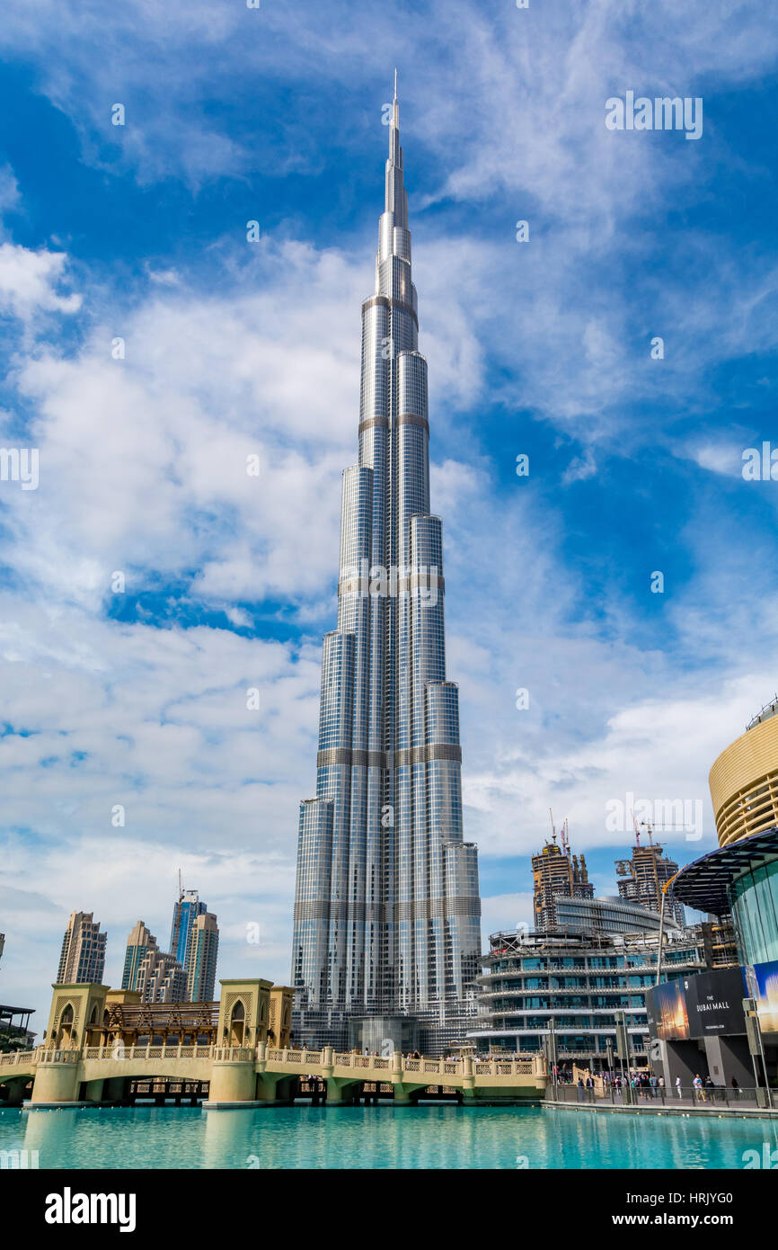 Vista del Burj Khalifa in una bella giornata, Dubai, Emirati Arabi Uniti Foto Stock