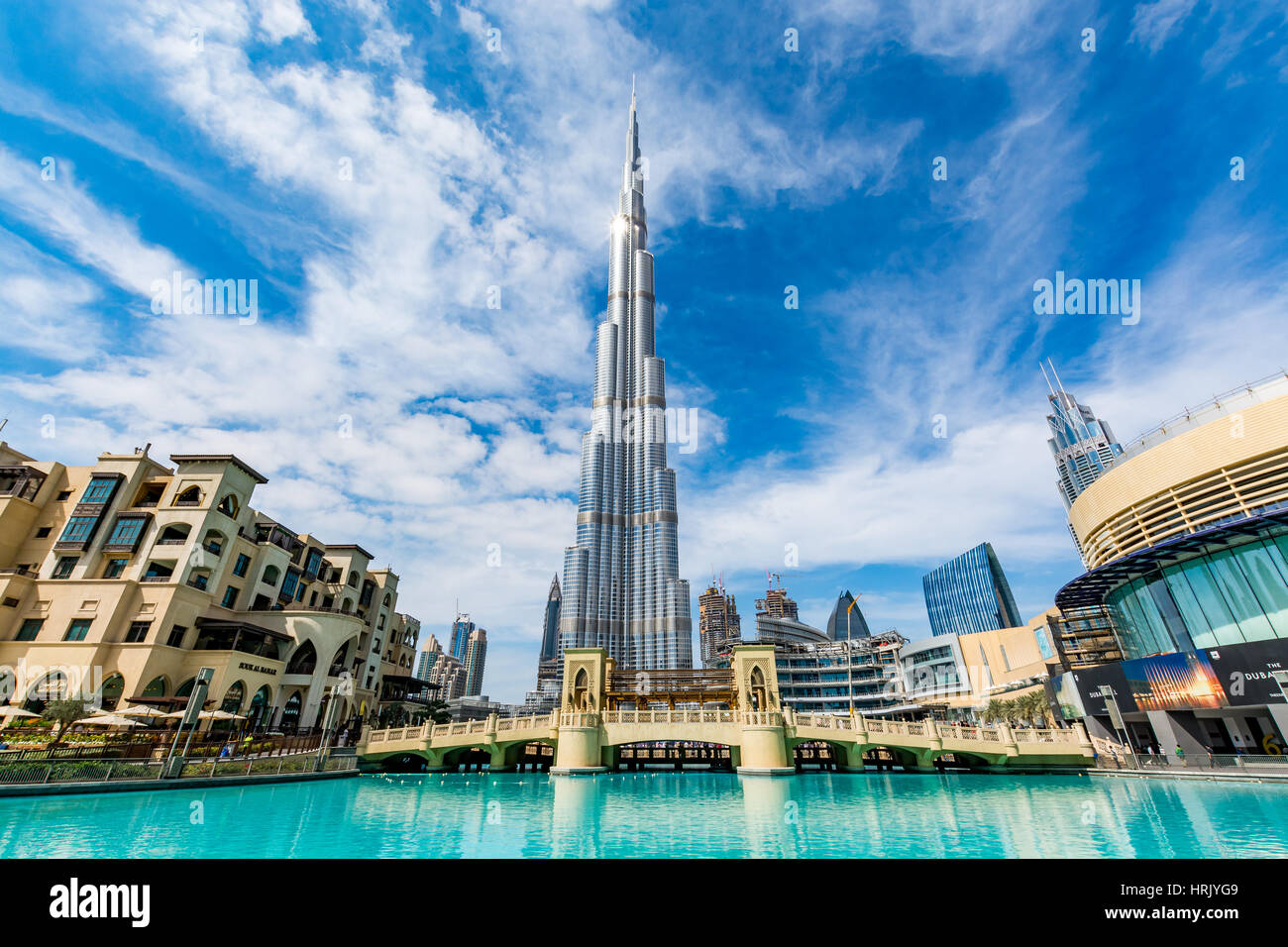 Vista del Burj Khalifa in una bella giornata, Dubai, Emirati Arabi Uniti Foto Stock