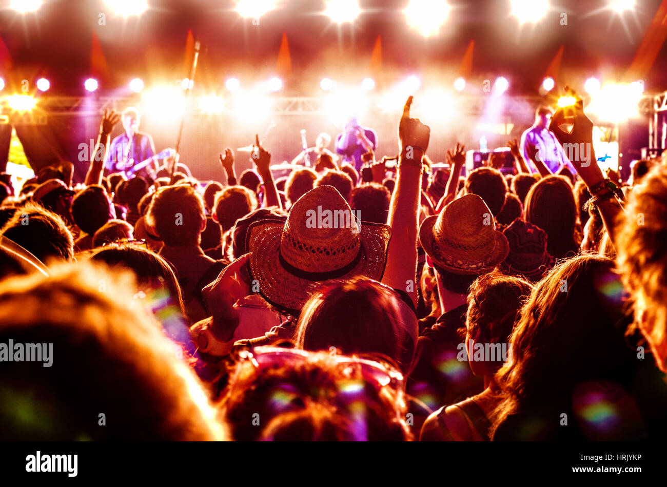 Folla godendo di una rock band di prestazioni a un festival di musica Foto Stock
