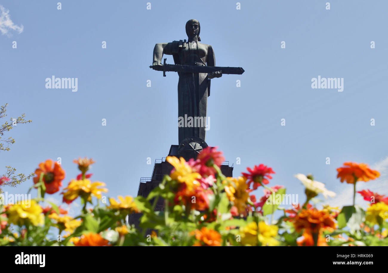 Statua di madre Armenia - è stato aperto nel Parco della Vittoria a Yerevan. Foto Stock