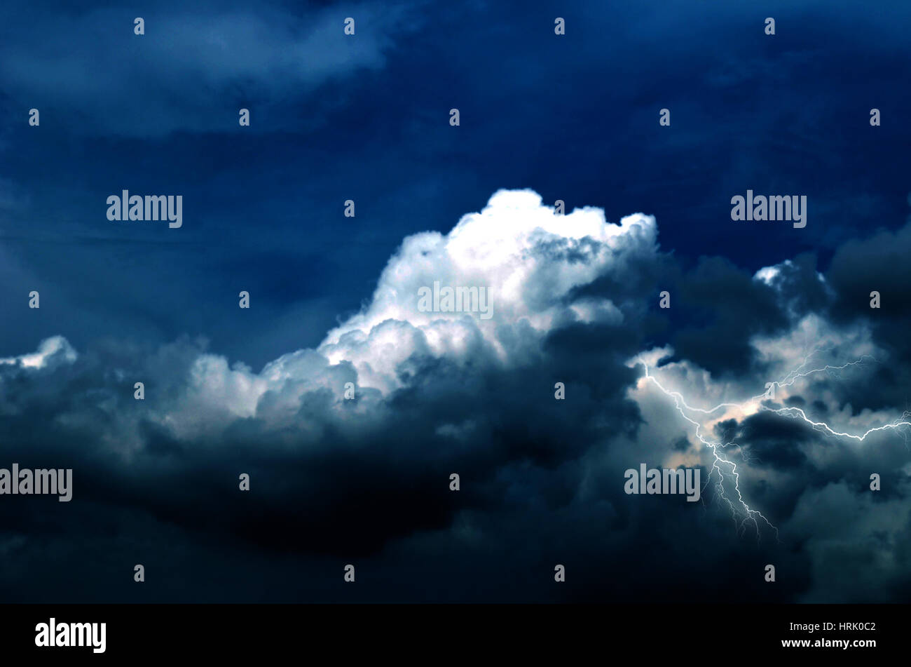 Cielo nuvoloso con il bianco e nero cloud, creare oscurità. Foto Stock