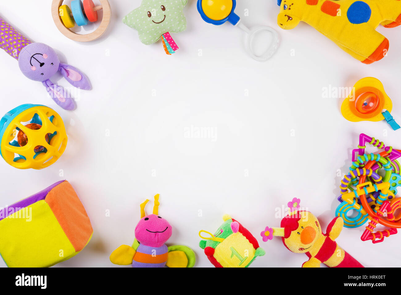 Colorato giocattoli per neonati su bianco con spazio di copia Foto Stock