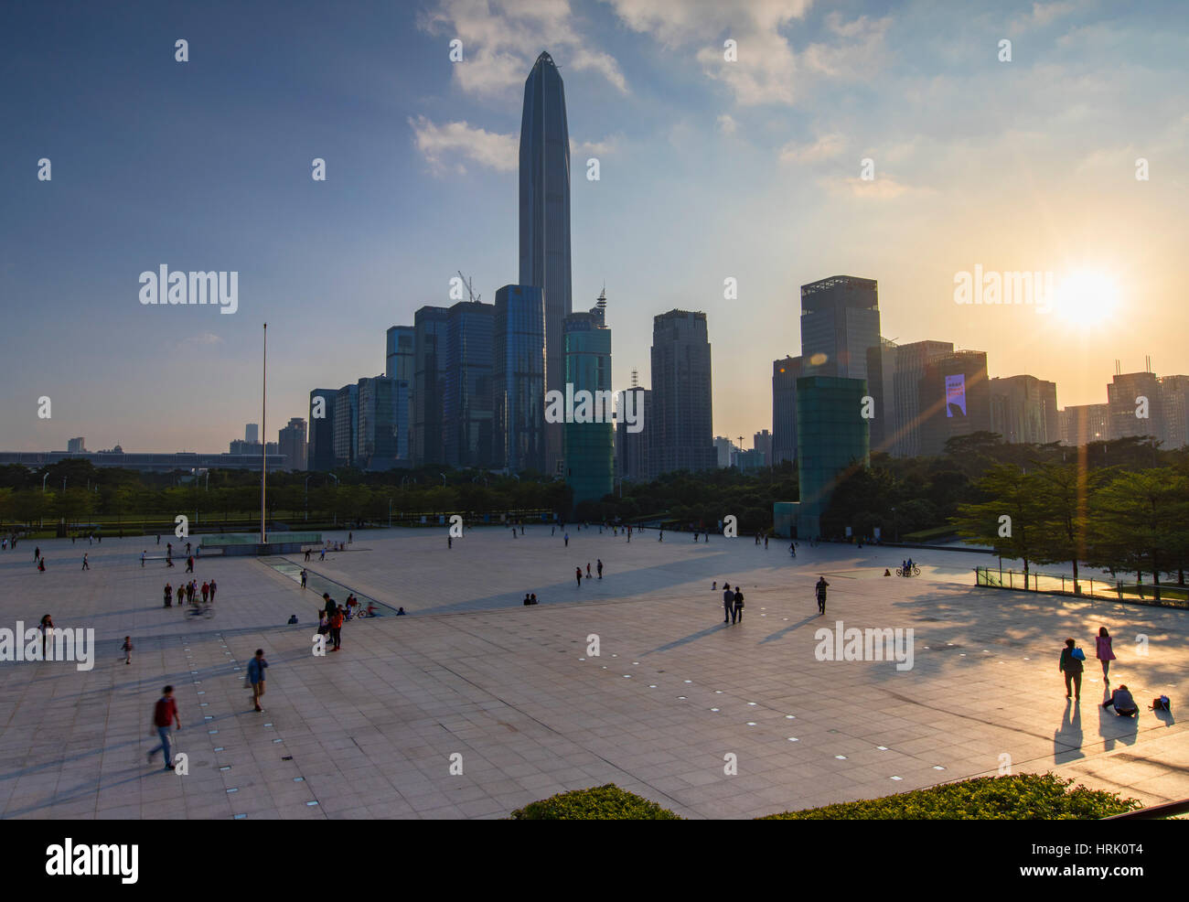 Eseguire il ping di un centro finanziario internazionale (il mondo il quarto edificio più alto nel 2017 a 600m) e Piazza Civica, di Futian, Shenzhen, Guangdong, Cina Foto Stock