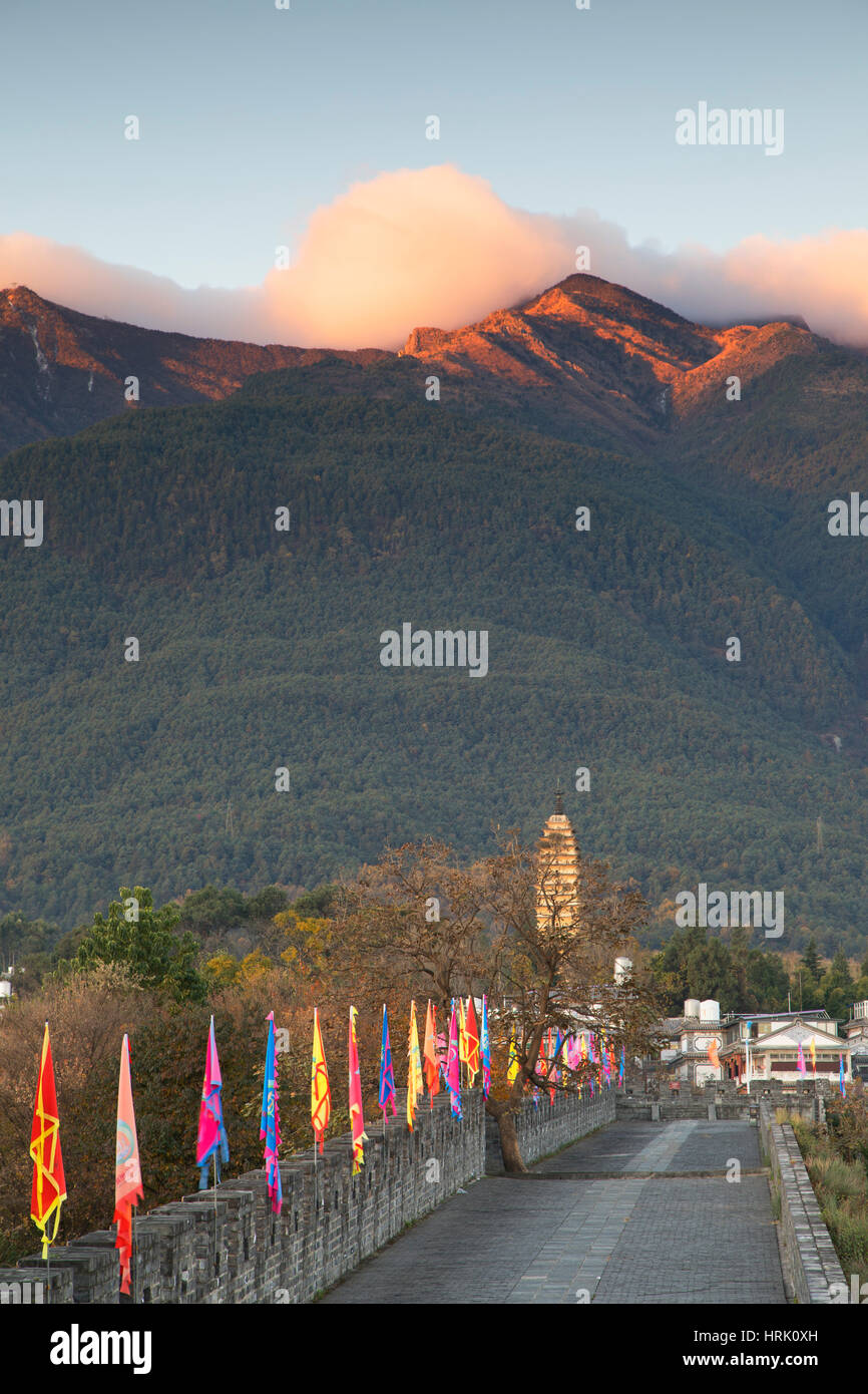 Le mura della città e Cang montagne, Dali, Yunnan, Cina Foto Stock