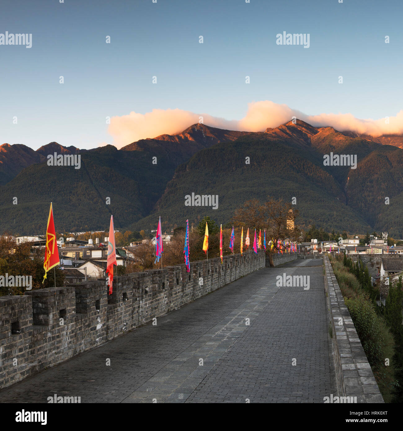 Parete della città e Cang montagne all'alba, Dali, Yunnan, Cina Foto Stock