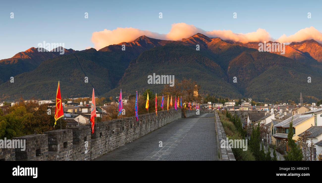 Parete della città e Cang montagne all'alba, Dali, Yunnan, Cina Foto Stock