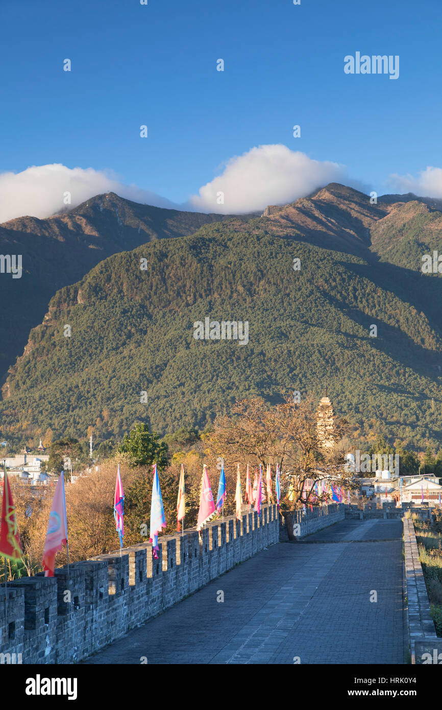Le mura della città e Cang montagne, Dali, Yunnan, Cina Foto Stock