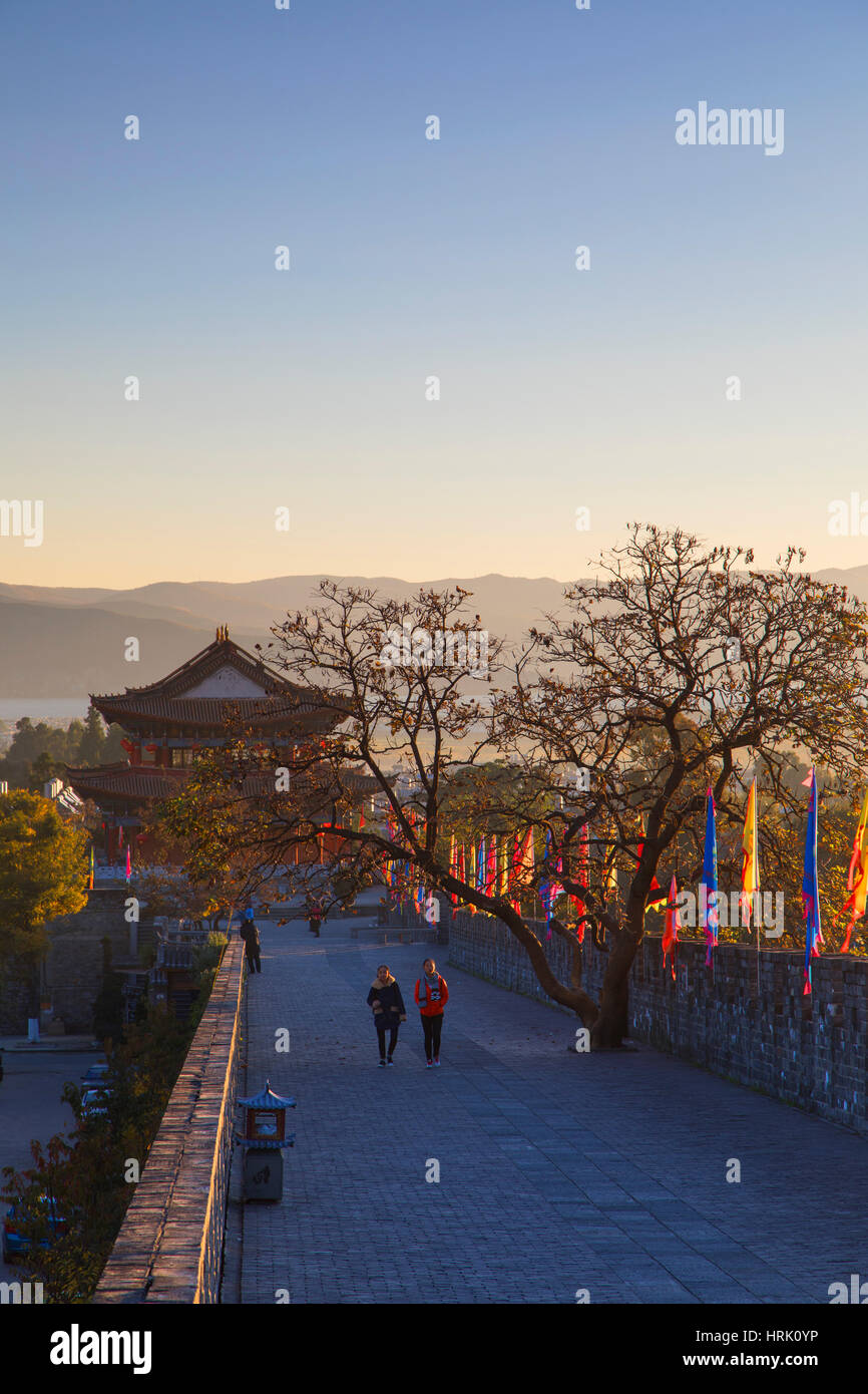 Le mura della città e la porta del sud all'alba, Dali, Yunnan, Cina Foto Stock
