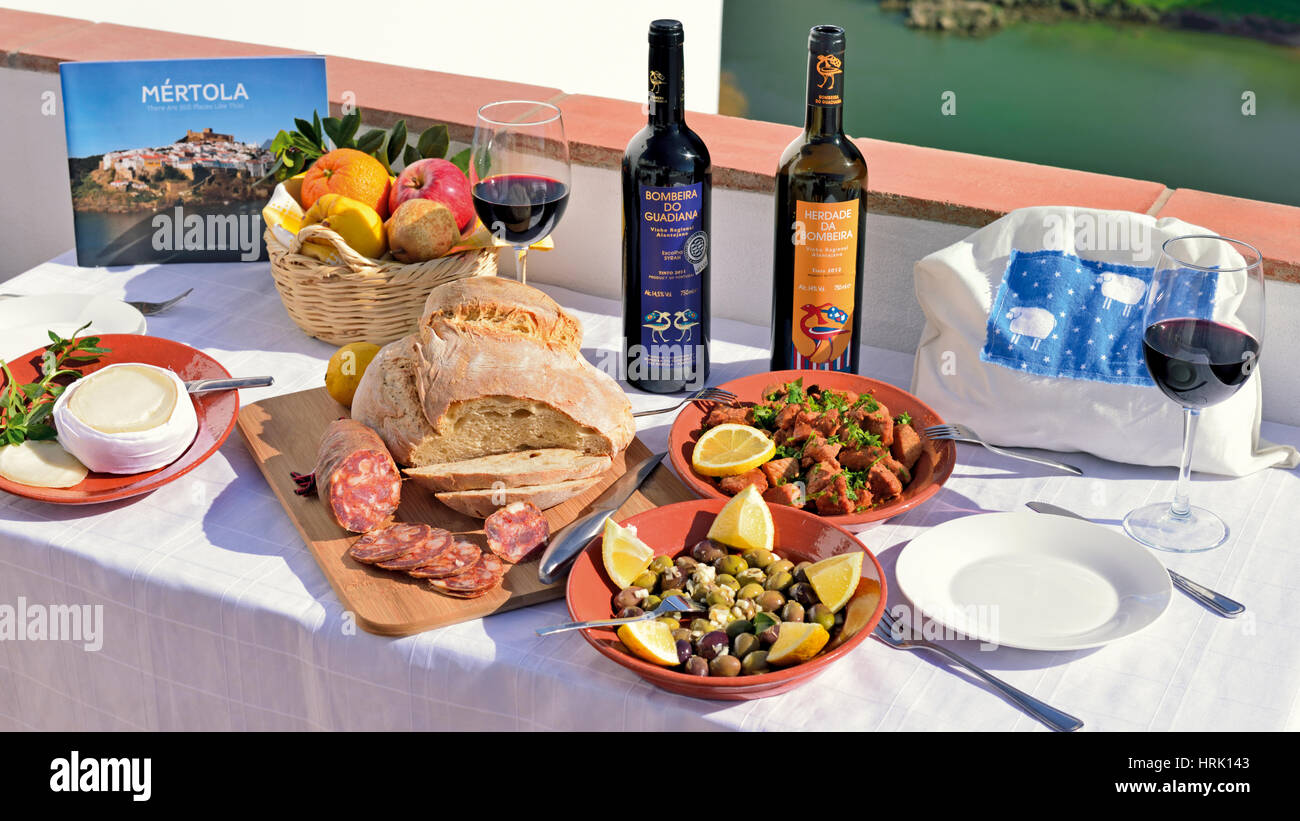 La disposizione dei tavoli con cibo tradizionale e vino portoghese della regione Alentejo Foto Stock