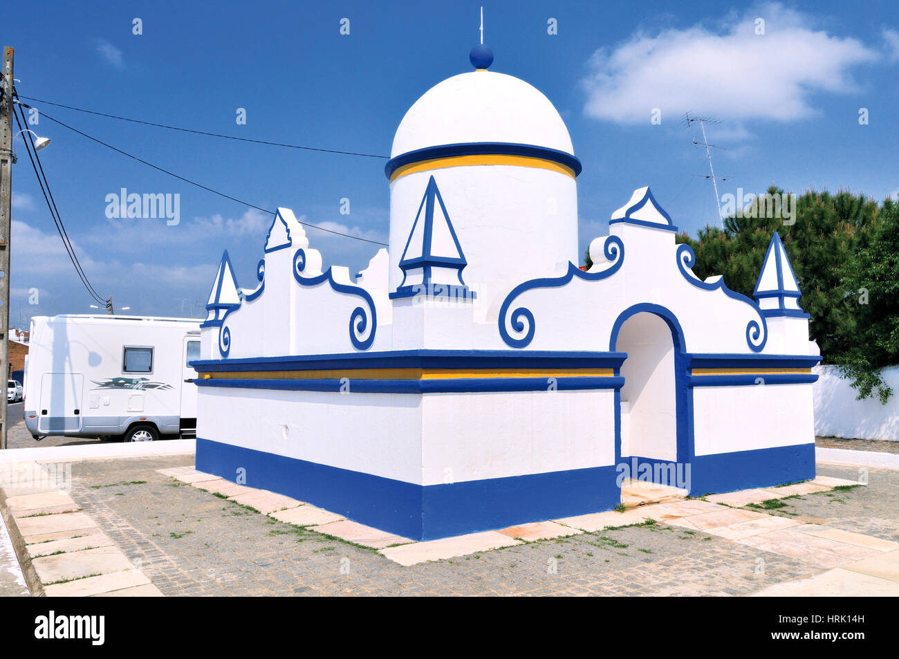 Alentejo tipico borgo fontana con camper parcheggio a parte Foto Stock