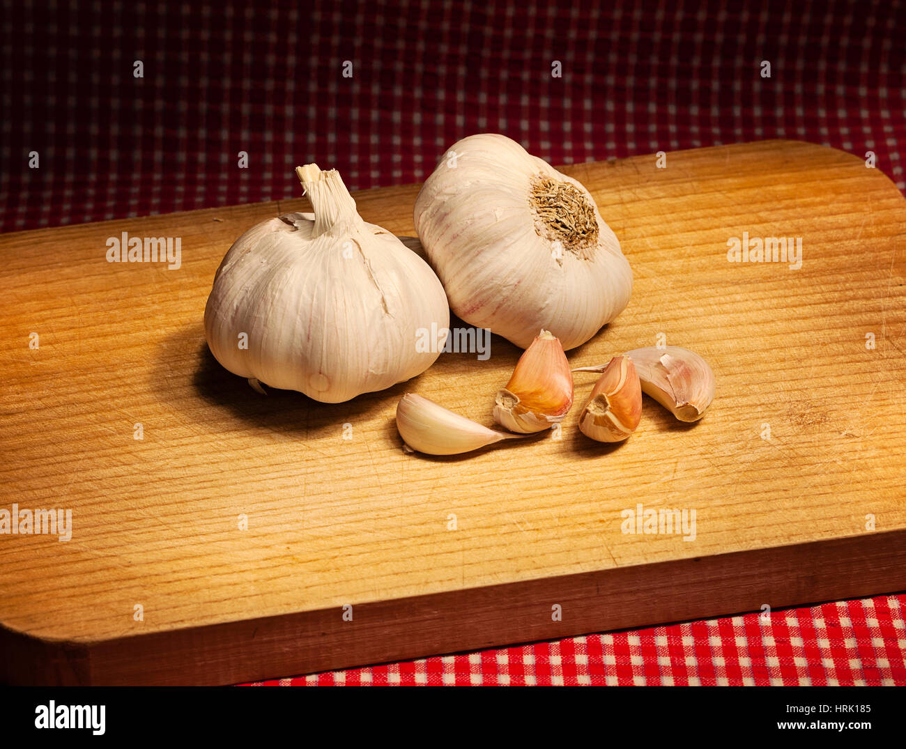 Aglio su una tovaglia Foto Stock