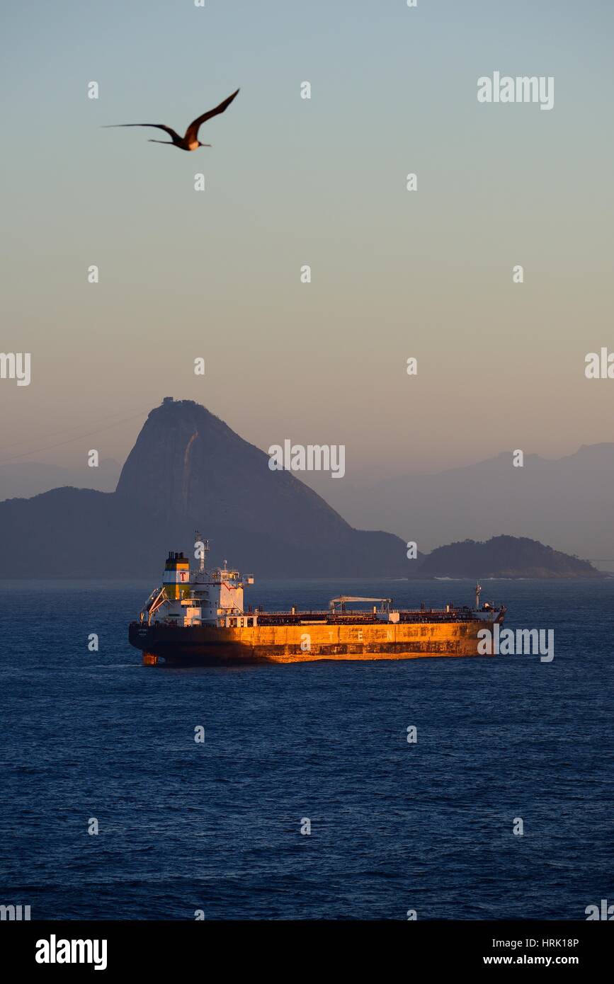 Nave da carico nella luce del mattino, Sugarloaf Mountain al retro, Rio de Janeiro, Brasile Foto Stock